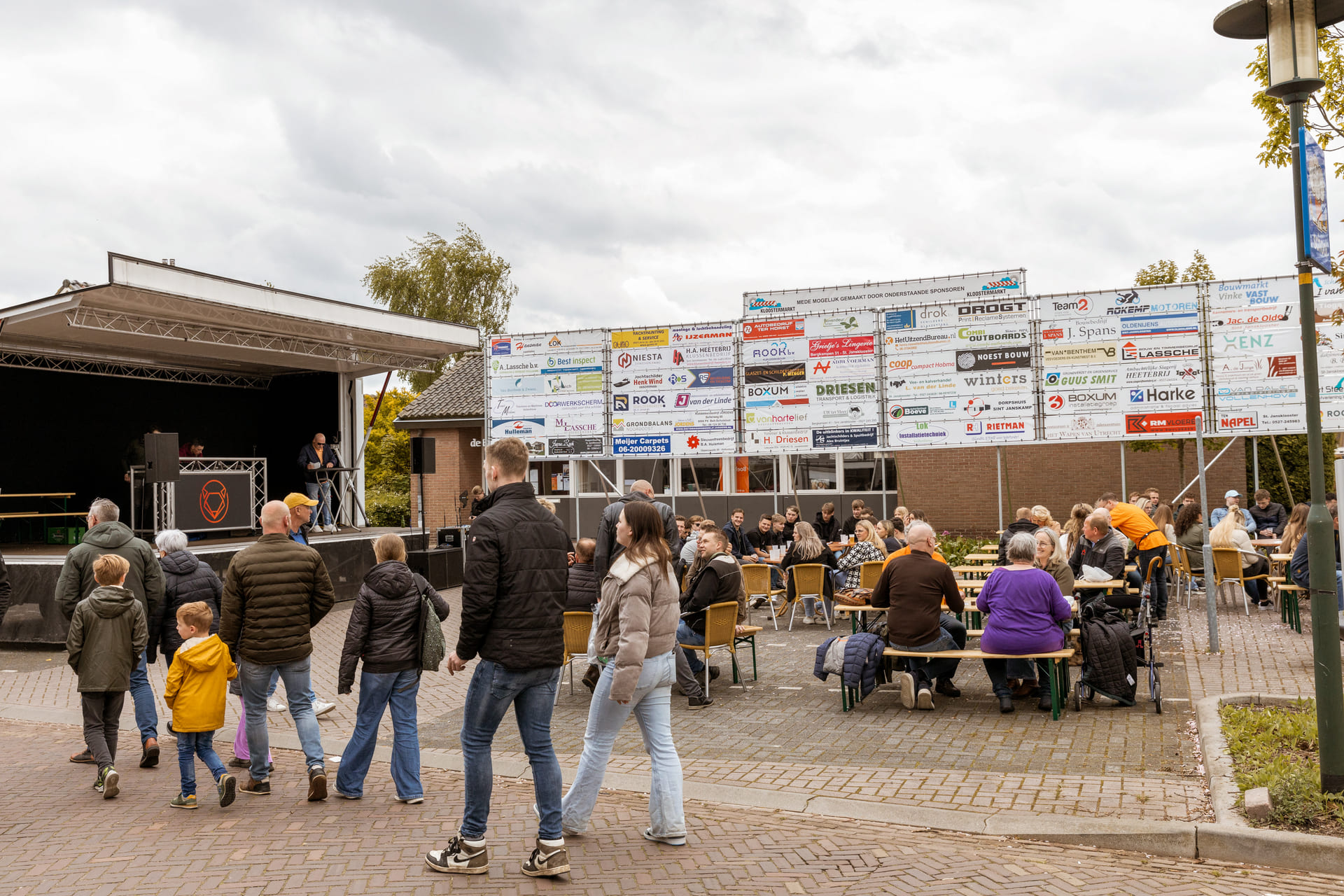 Sfeerbeeld Kloostermarkt Muziekpodium Terras