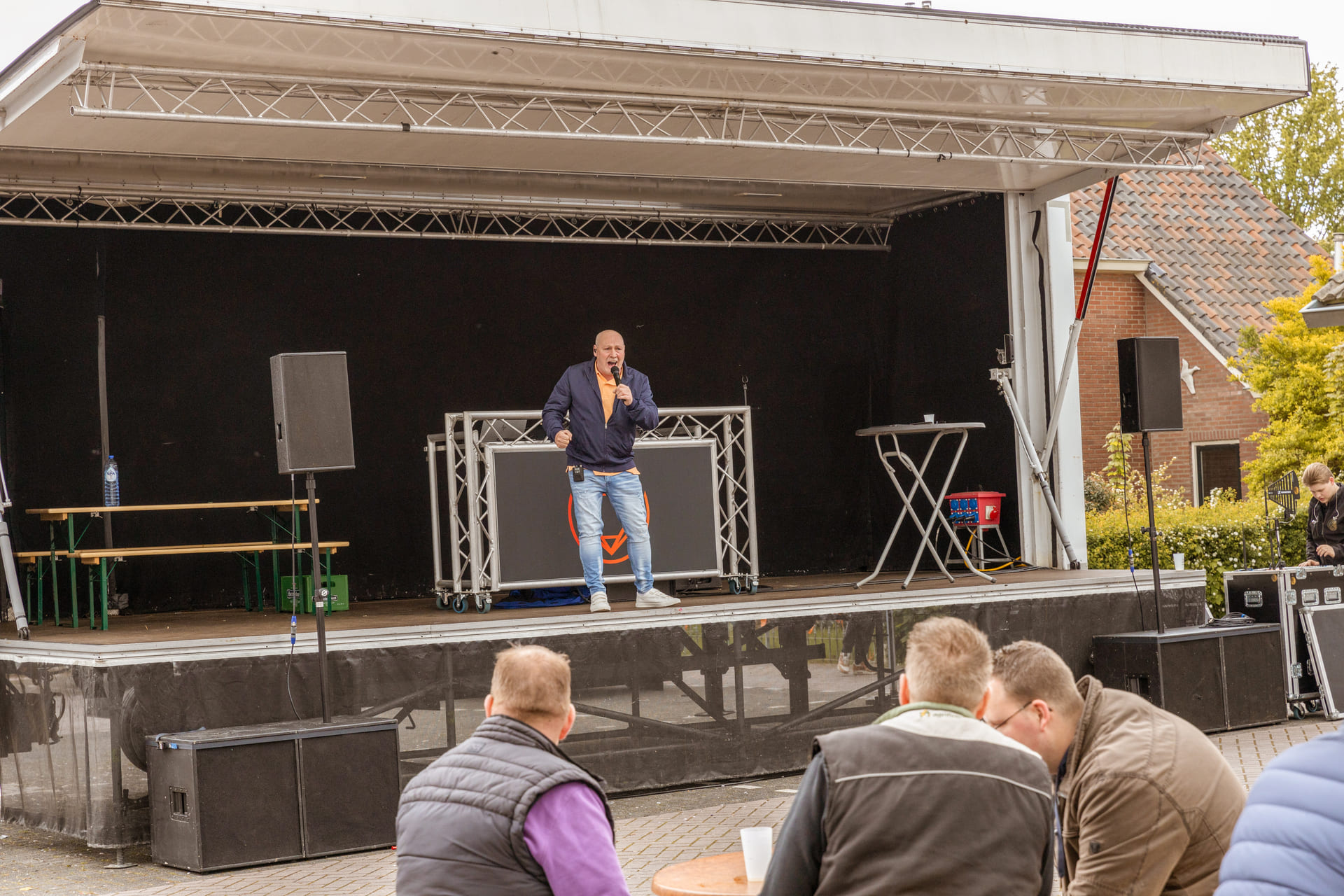 Sfeerbeeld Kloostermarkt Muziekpodium Zanger