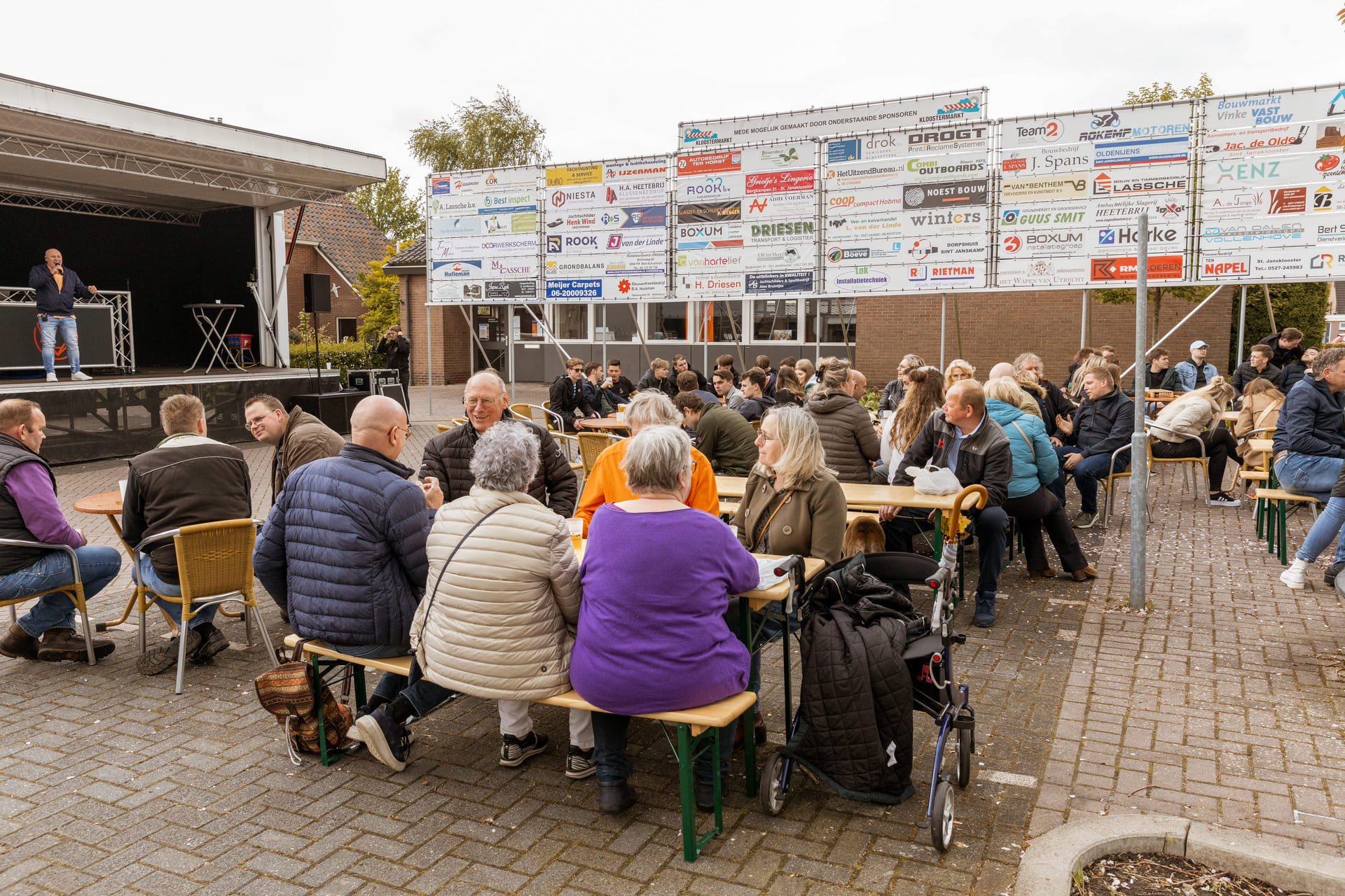 Sfeerbeeld Kloostermarkt Muziekpodium Publiek
